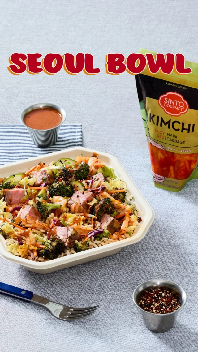 we teamed up with our local bay area neighbors at @sintogourmet and their founder, Hyunjoo, to bring you the seoul bowl this season. warm cilantro lime brown rice, cabbage, grilled steak, Sinto Gourmet kimchi, roasted broccoli, carrots, cucumbers, miso ginger vinaigrette, topped with sesame gochujang drizzle, spicy sesame seeds. we hope you love it as much as we do! ❤️